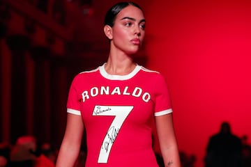La modelo ha desfilado en una de las plazas más exclusivas, la París Fashion Week, con un vestido nunca visto. La firma Vetements ha diseñado un vestido a partir de una camiseta de Cristiano Ronaldo firmada de cuando jugaba en el Manchester United.