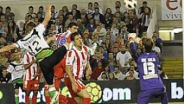 <b>SUFRIENDO. </b>Kennedy, tras marcar el gol del 1-1 de falta, intentó sorprender de nuevo a De Gea con otro golpe franco. Ésta vez, el guardameta rojiblanco sí despejó el balón.