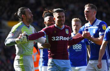 Un seguidor del Birmingham City Football Club ha saltado al terreno de juego durante el encuentro frente al Aston Villa y ha agredido al jugador del Jack Grealish, s¨ªmbolo de los 'Villanos'.