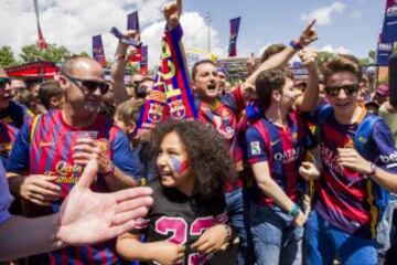 La afición del Barça disfruta de las instalaciones de la fan zone en el antiguo Matadero de Madrid.