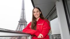 Sarai Gascón, frente a la Torre Eiffel en París, durante el viaje del programa 'Talento a bordo' de Iberia.