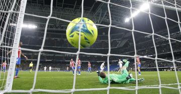 1-0. Karim Benzema marca el primer gol.