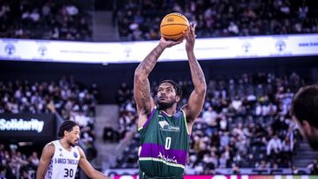 Cameron Oliver, lanzando un tiro libre durante el encuentro.