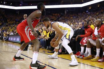 Stephen Curry vs. James Harden, el gran duelo de la noche que ganó el jugador de los Warriors, con sus 35 puntos.