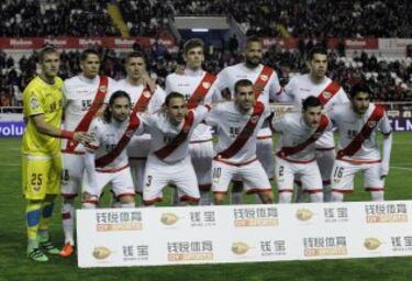 El once inicial del Rayo Vallecano. De pie: Yoel, Zé Castro, Piti, Llorente, Bebé y Miku. Agachados: Iturra, Nacho, Trashorras, Tito y Özbiliz.