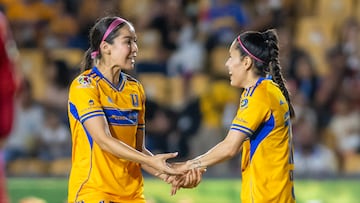MONTERREY (MÉXICO) 18/07/2025.- Lizbeth Ovalle (d) y Greta Espinoza (i) de Tigres celebran un gol este viernes, durante un partido del Torneo Apertura 2025 de la Liga MX Femeni entre Tigres y Necaxa en el Estadio Universitario en Monterrey (México). EFE/ Miguel Sierra