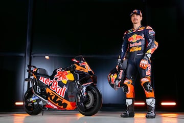 Maverick Viñales posa con su nueva KTM.