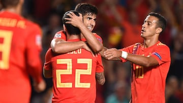 ELCHE, SPAIN - SEPTEMBER 11:  Isco of Spain (22) celebrates with team mates as he scores his team&#039;s sixth goal with Marco Asensio and Thiago Alcantara during the UEFA Nations League A Group four match between Spain and Croatia at Estadio Manuel Marti
