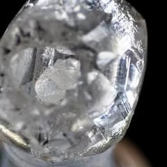 Se pasa días buscando entre las rocas y encuentra un diamante de miles de euros: “Me puse de rodillas y lloré”