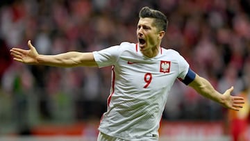 Lewandowski celebra un gol con Polonia.