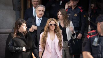 La cantante Shakira (c), junto a sus abogados, Pau Molins (3i), Miriam Company (5i), a su salida de la Audiencia Nacional el día que comienza su juicio, a 20 de noviembre de 2023, en Barcelona, Catalunya (España). La defensa de Shakira ha alcanzado un pacto con las acusaciones a las puertas del juicio por la causa en que la artista está acusada de presunto fraude de 14,5 millones de euros a Hacienda. La artista se enfrentaba a una reclamación de condena a ocho años y dos meses de prisión y multa de 23,8 millones de euros, una petición de pena que verá reducida al haber alcanzado este acuerdo con las acusaciones.
20 NOVIEMBRE 2023;SHAKIRA;JUICIO;CÁRCEL;FRAUDE;FISCAL;HACIENDA;MÚSICA;CANTANTE;PIXELADA
David Zorrakino / Europa Press
20/11/2023