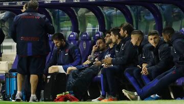 Sergio Postigo junto a Gonzalo Melero en el banquillo del Levante.
