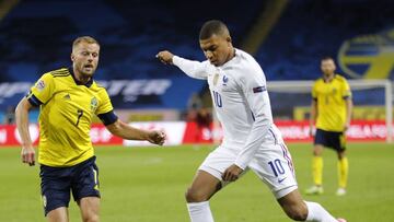 Stockholm (Sweden), 05/09/2020.- France&#039;s Kylian Mbappe (R) scores the opening goal next to Sweden&#039;s Sebastian Larsson during the UEFA Nations League soccer match between Sweden and France at Friends Arena in Stockholm, Sweden, 05 September 2020