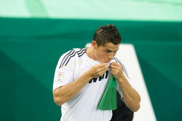 Cristiano Ronaldo besándose el escudo del Real Madrid