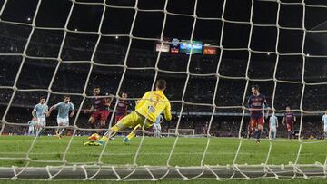 Este es el momento en que Su&aacute;rez bate a Sergio despu&eacute;s de que Messi  le asistiera desde el punto de los once metros.
 