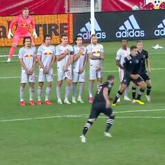 ¡Cómo nunca le dejaron tirar faltas! Higuaín sorprendiendo al planeta con este obús