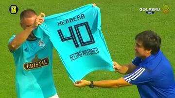 El delantero de Sporting Cristal, en la jornada Celeste, recibió una placa y una camiseta que recordaba la espectacular cifra anotadora del 2018.