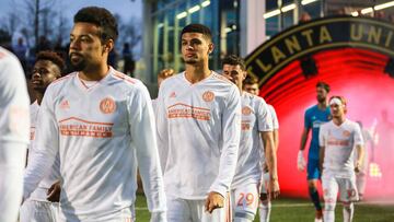 El jersey es blanco con tonalidades en melocotón sirviendo como recordatorio constante de las raíces del club.