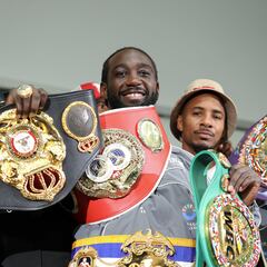 Crawford los ganó, pero terminó por devolverle sus cinturones al ‘Canelo’
