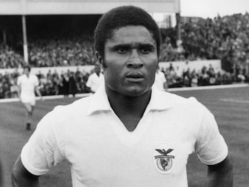 El ataque de este equipo no podía terminar con otro nombre más que el de Eusebio. Junto con Pelé, el delantero fue considerado como uno de los mejores jugadores de la década de los 60s. Además, ayudó a su selección a obtener el tercer lugar de la Copa del Mundo de 1966 al ser el goleador con nueve tantos.