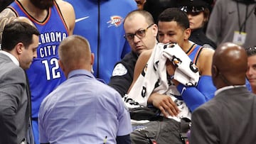 Andre Roberson es retirado en camilla del parqu&eacute; del Little Caesars Arena de Detroit.