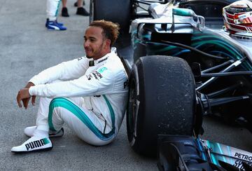 Lewis Hamilton tras bajarse de su monoplaza. 