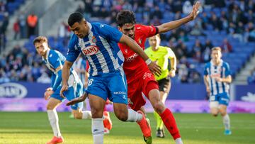 CORNELLÀ DE LLOBREGAT (BARCELONA), 14/12/2024.- El defensa de Osasuna Alejandro Catena y el delantero del Espanyol Walid Cheddira, durante el partido de la jornada 17 LaLiga de fútbol, este sábado en el RCDE Stadium, en Cornellà de Llobregat (Barcelona). EFE/ Andreu Dalmau