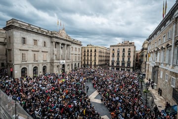 Cientos de personas protestaron en la plaza de  Sant Jaume en Barcelona para mostrar su disconformidad ante la brutalidad policial que acabó con el asesinato de George Floyd y protestar contra el racismo y la segregación racial.