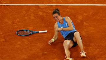 Lois Boisson celebra su victoria contra Mirra Andreeva en Roland Garros.