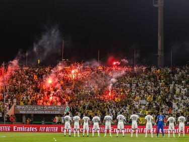 Varios aficionados y bengalas esperaban el ansioso debut de Karim Benzema con la camiseta del Al Ittihad.
