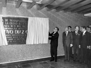 El ex presidente revela placas hechas en su honor, cabe mencionar que éstas fueron quitadas el año pasado por los 50 años de la Masacre de Tlatelolco.