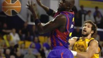 A Ndong se le escapa el balón.