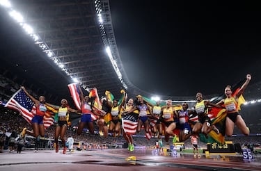 Las medallistas de oro Melissa Jefferson-Wooden de EE. UU., Twanisha Terry de EE. UU., Kayla White de EE. UU. y Sha'Carri Richardson de EE. UU. celebran después de la final con las medallistas de plata Shelly-Ann Fraser-Pryce, Tia Clayton, Tina Clayton y Jonielle Smith de Jamaica y las medallistas de bronce Sina Mayer, Rebekka Haase, Sophia Junk y Gina Luckenkemper de Alemania.