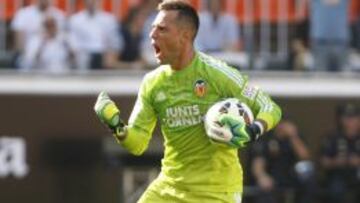 Diego Alves pudo con Siqueira; Claudio Bravo está de récord