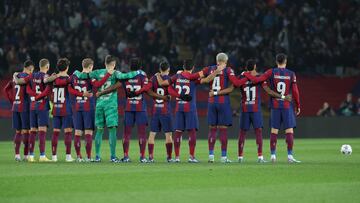 Players observe a minute of silence for late former Barcelona's coach Terry Venables before the start of the UEFA Champions League first round group H football match between FC Barcelona and FC Porto at the Estadi Olimpic Lluis Companys in Barcelona on November 28, 2023. (Photo by LLUIS GENE / AFP)