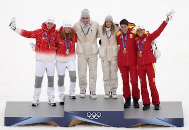 Los medallistas posan juntos en el podio tras recibiri sus correspondientes medallas. Francia conisguió la medalla de oro y Suiza, la de plata.