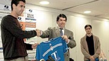 <b>PRIMEROS FICHAJES</b>. Pese a estos rumores, José María Gil Silgado presentó ayer a los dos primeros fi chajes del cuadro azulino. Clotet, a la izquierda, y Rodri, a la derecha, se han convertido en jugadores del Xerez hasta el final de la presente temporada.