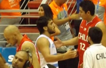 Holt, a un costado de Campazzo, tras un Chile-Argentina.