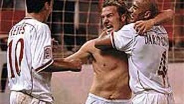 <b>EL GRITO DEL HÉROE</B>. Antoñito muestra su júbilo tras marcar el gol del triunfo junto a Reyes y Darío Silva.