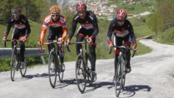 Picos de Europa. Rubén Menéndez, Israel Nuño, Chechu Rubiera y Aída Nuño suben la parte final de la 15ª etapa de la Vuelta a España, con el pueblo de Sotres al fondo.
