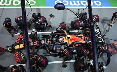 Checo Pérez sufre en el regreso del GP de Singapur