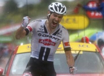 Tom Dumoulin celebra la victoria de la novena etapa.