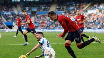 SAN SEBASTI?N, 10/02/2024.- El defensa de la Real Sociedad Javi Gal¨¢n (i) disputa una posesi¨®n ante el delantero del Osasuna Aimar durante el partido de la jornada 24 de LaLiga que la Real Sociedad y el Osasuna disputan este s¨¢bado en el Real Arena de San Sebasti¨¢n. EFE/ Javier Etxezarreta