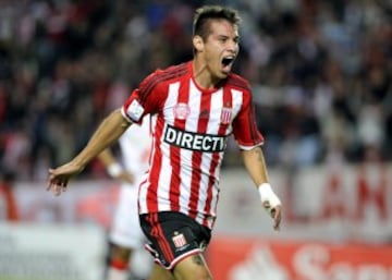 LPL01. LA PLATA (ARGENTINA), 05/05/2015.- Carlos Auzqui de Estudiantes celebra su gol ante Independiente Santa Fe hoy, martes 5 de mayo de 2015, durante el partido por Copa Libertadores en el estadio Único ciudad de La Plata (Argentina). EFE/Demián Estevez