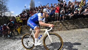 Tom Boonen asciende el Kapelmuur durante el Tour de Flandes 2017.