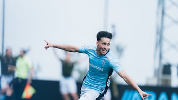 Ángel Davila, delantero del Celta Juvenil, celebra un gol.