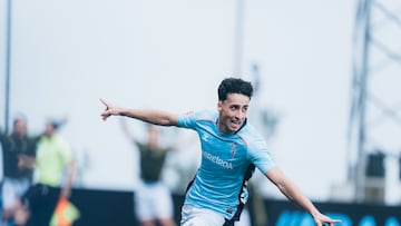 Ángel Davila, delantero del Celta Juvenil, celebra un gol.
