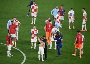 Los jugadores de Croacia abatidos. En la imagen, Zlatko Dalic abraza a Luka Modric.