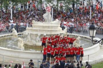 Celebración de los jugadores del Sevilla en la plaza de la Puerta de Jerez, durante el paseo triunfal que ha realizado el equipo esta tarde para festejar y ofrecer a la ciudad su quinta Liga Europa conseguida el pasado miércoles en Basilea (Suiza