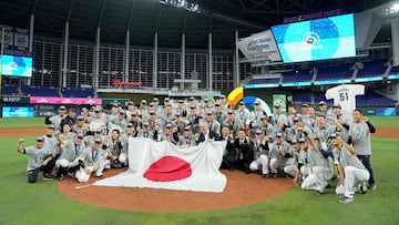 MIAMI, FLORIDA - MARCH 21: Team Japan poses for a photo after defeating Team USA 3-2 during the World Baseball Classic Championship at loanDepot park on March 21, 2023 in Miami, Florida. Eric Espada/Getty Images/AFP (Photo by Eric Espada / GETTY IMAGES NORTH AMERICA / Getty Images via AFP)